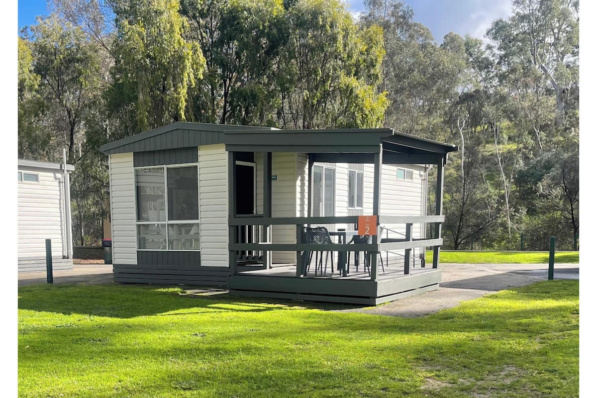 Standard 2 Bedroom Cabin - Sleeps 6 | 테라스/파티오