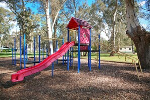 Zona de juegos infantil al aire libre