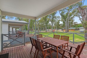 Deluxe 2 Bedroom Parkview Cabin - Sleeps 6 | バルコニーからの眺望