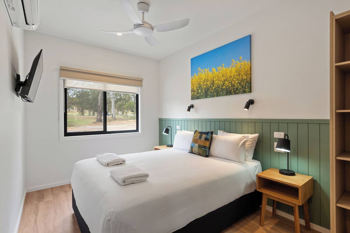 Deluxe 2 Bedroom Accessible Cabin - Sleeps 4 | 1 bedroom, free WiFi