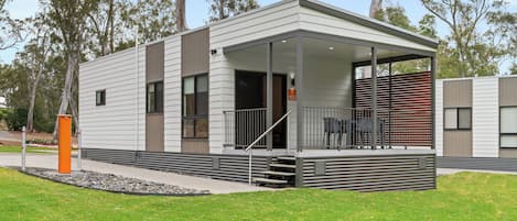 Deluxe 2 Bedroom Cabin - Sleeps 6 | Balcony