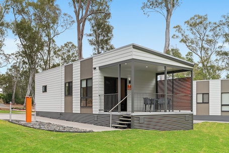Deluxe 2 Bedroom Cabin - Sleeps 6 | Balcony. Discovery Parks - Clare