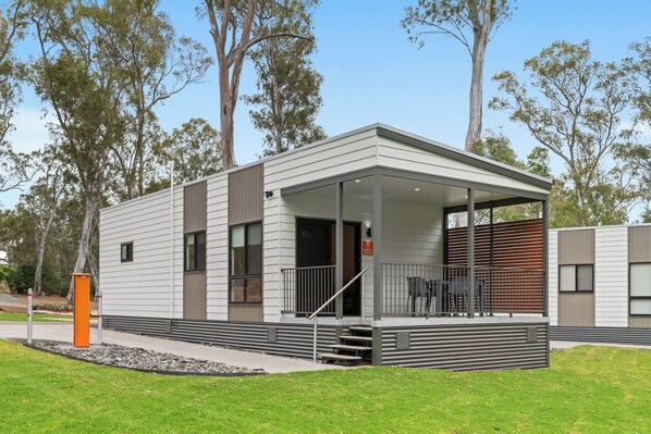 Deluxe 2 Bedroom Cabin - Sleeps 6 | Balcony - Discovery Parks - Clare (Clare)