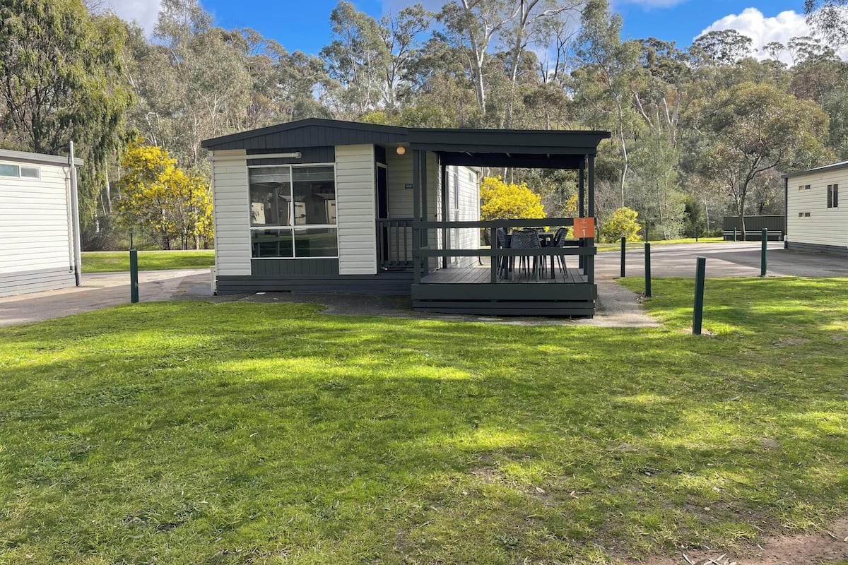 Standard 2 Bedroom Cabin - Sleeps 5 | 테라스/파티오