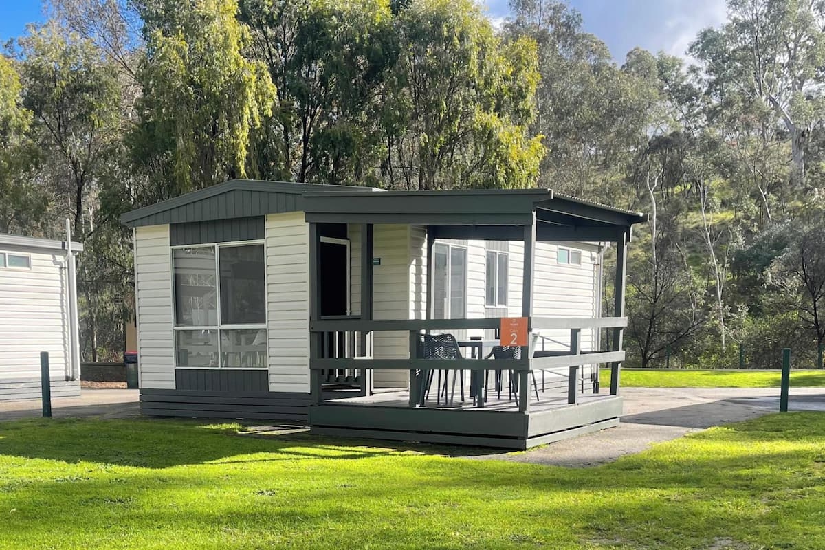 Standard 2 Bedroom Cabin - Sleeps 6 | 테라스/파티오
