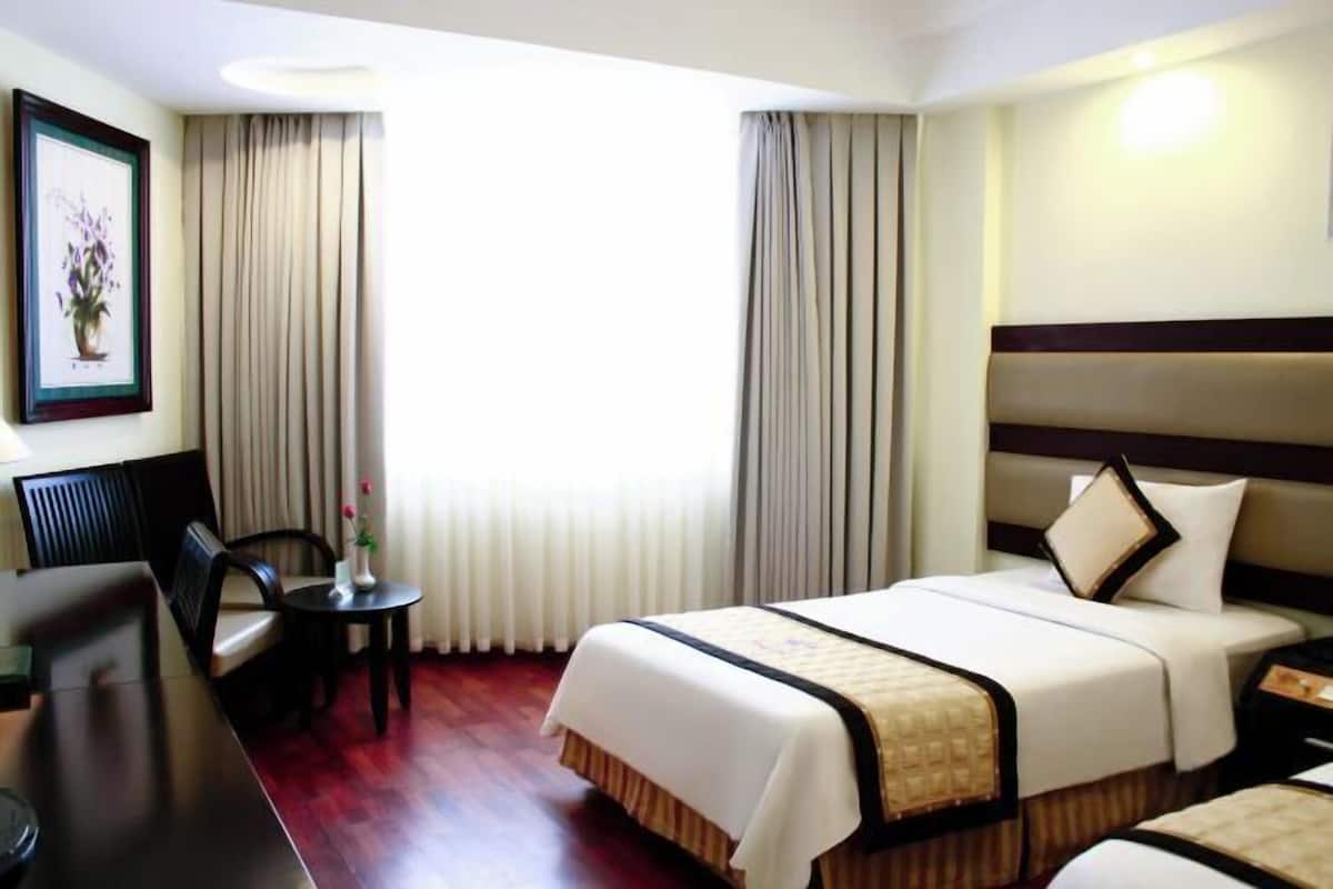 Hypo-allergenic bedding, minibar, in-room safe, desk