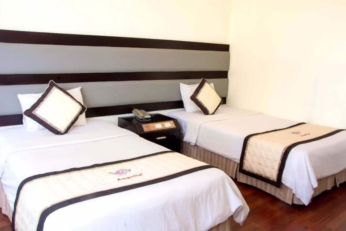 Hypo-allergenic bedding, minibar, in-room safe, desk