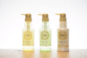 샤워기/욕조 결합, 무료 세면용품, 헤어드라이어, 슬리퍼