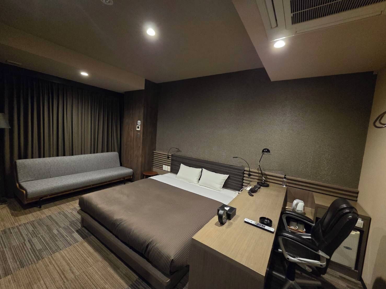 Free WiFi, bed sheets