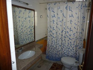 Buồng tắm vòi sen, máy sấy tóc