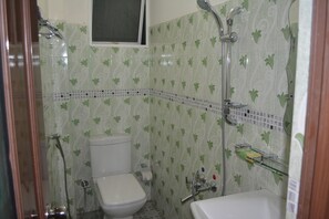 Standard Triple Room | Bathroom | Shower, free toiletries, towels