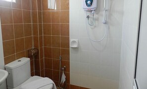 Ensemble douche/baignoire, sèche-cheveux, bidet, serviettes fournies