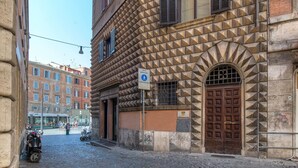 A historic building with a distinctive geometric facade and a large wooden door. - Pantheon Caesar Relais (Rome)