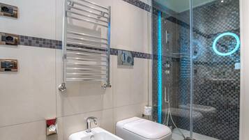 Chambre Double, balcon | Salle de bain