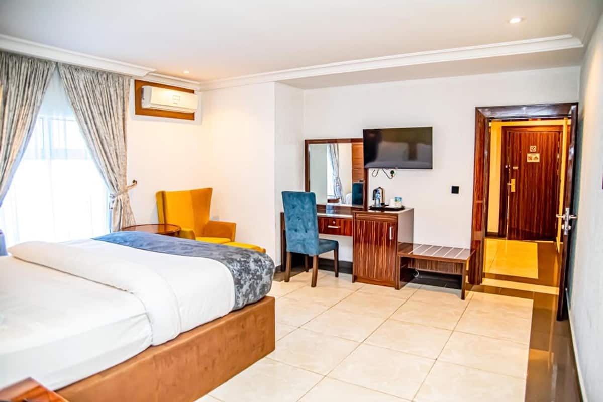 Presidential Suite, 1 King Bed | 1 bedroom, individually decorated, individually furnished, desk