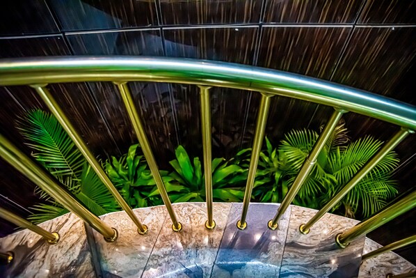 Handrails in stairways - Fritz Apartments and Suites (Abuja)