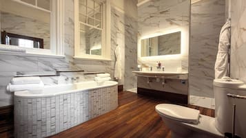 Suite Main Hotel | Bathroom | Combined shower/bathtub, designer toiletries, hair dryer, bathrobes