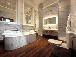 Suite Main Hotel | Bathroom | Combined shower/tub, designer toiletries, hair dryer, bathrobes