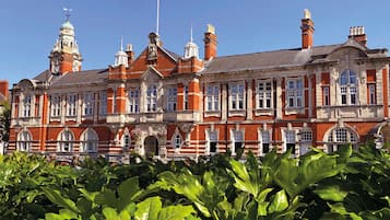 Vista frontal de la propiedad