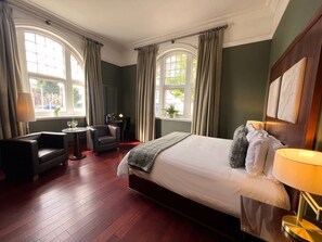 Egyptian cotton sheets, hypo-allergenic bedding, in-room safe - Morgans Hotel (Swansea)