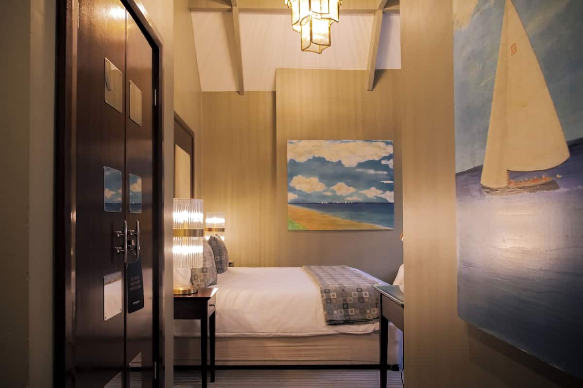 Dobbeltrom – classic | Sengetøy i egyptisk bomull, allergitestet sengetøy og safe på rommet