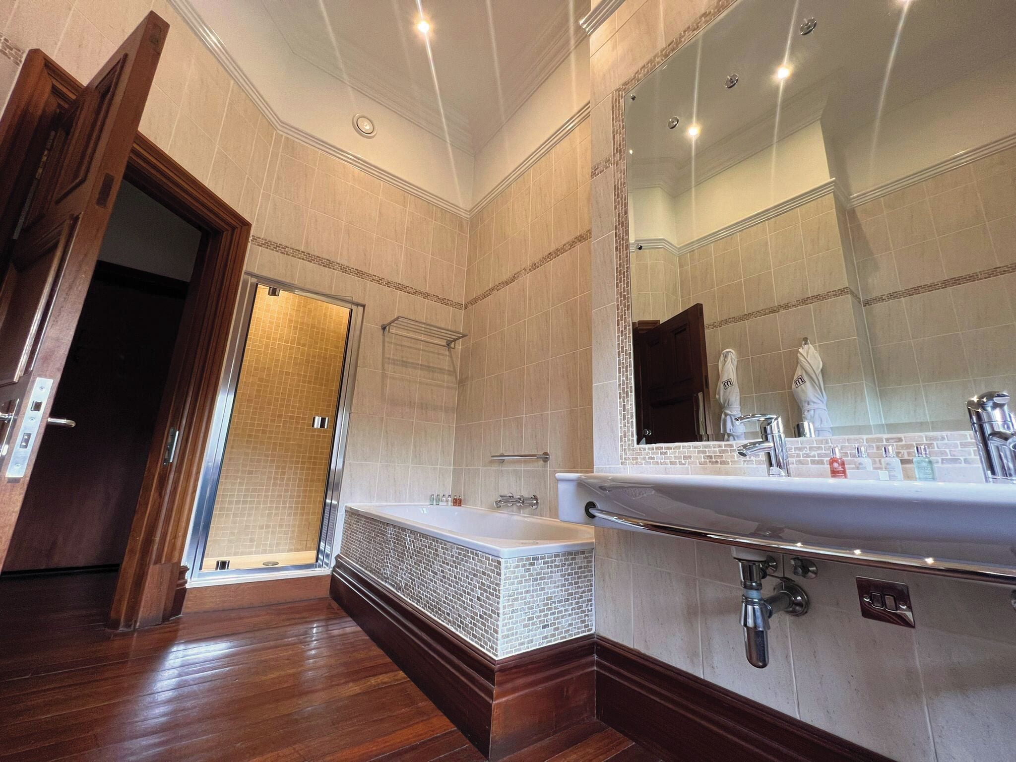 Kamar Double Mewah, Bebas Asap Rokok | Kamar mandi | Kombinasi shower/bathtub dan perlengkapan mandi desainer