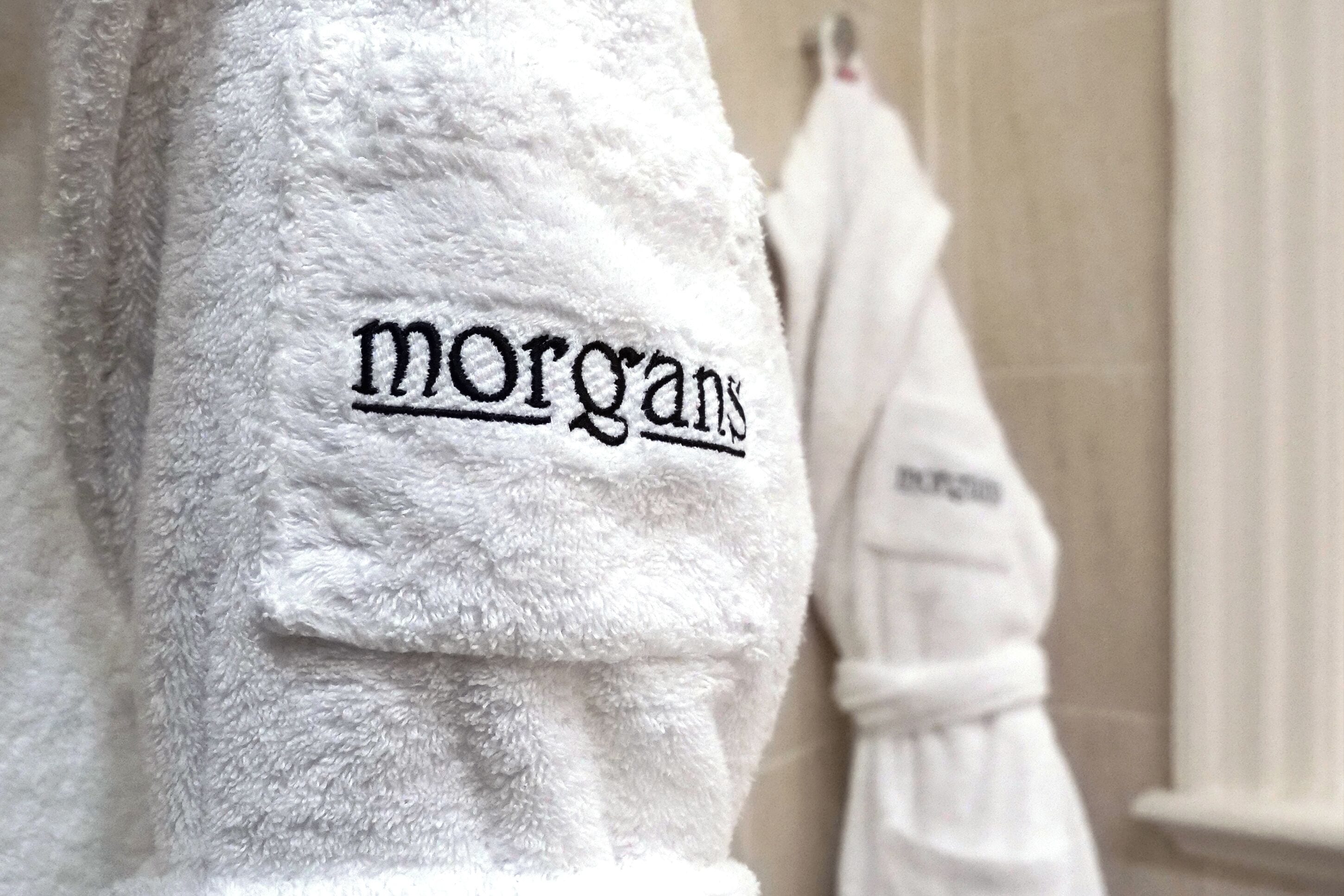 Una toalla blanca con la palabra "morgans" bordada.