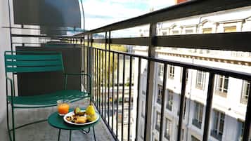 Classic Room with balcony including self-service snacks and drinks at the Club | Balcony view