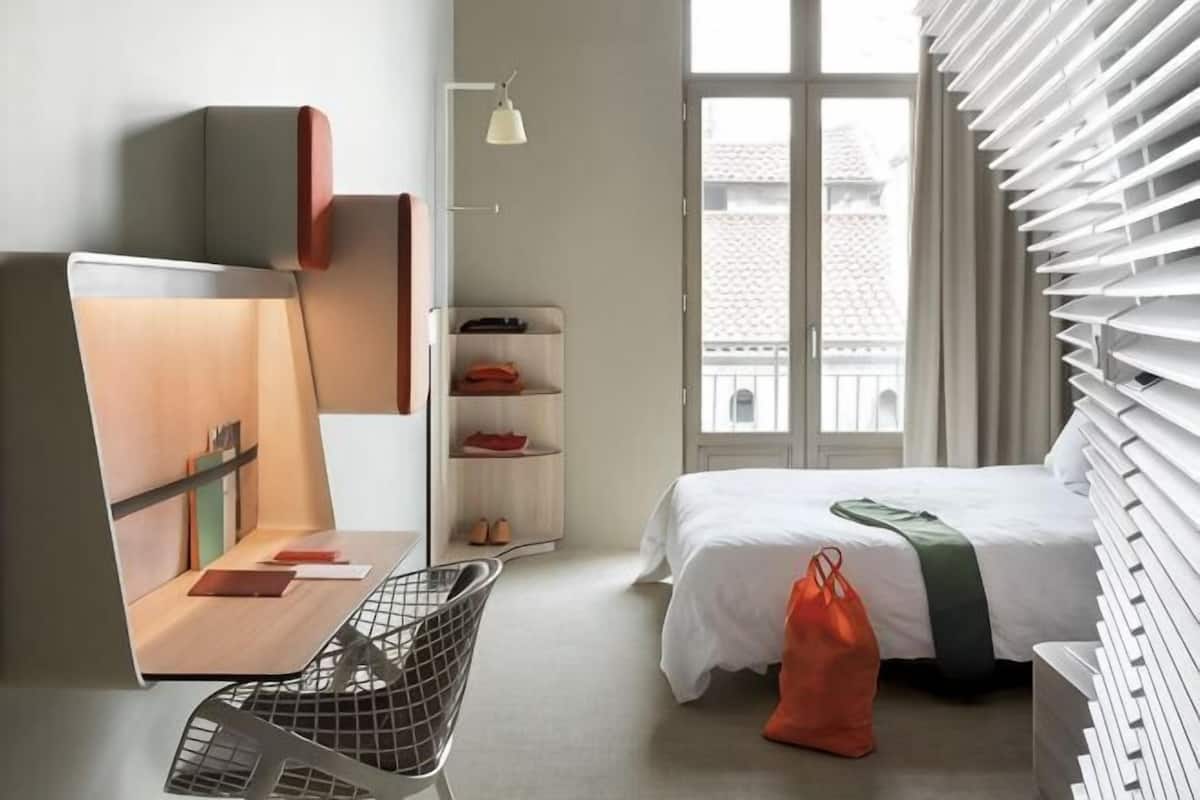 Premium bedding, in-room safe, desk, soundproofing