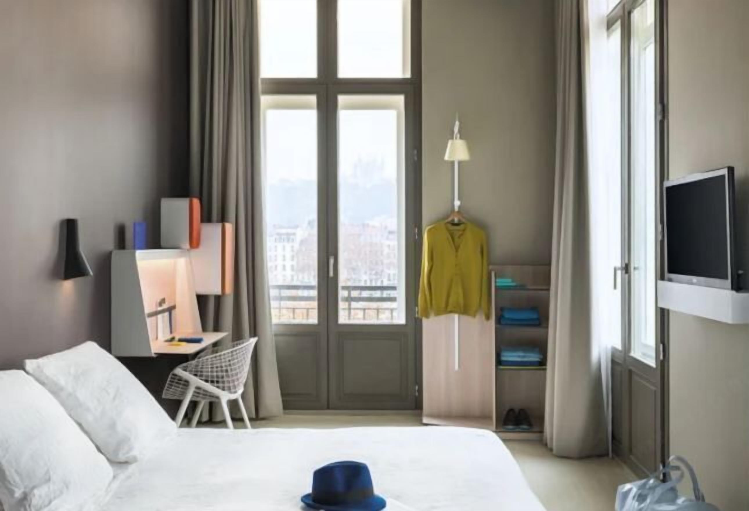 Ropa de cama de alta calidad y caja de seguridad en la habitación 