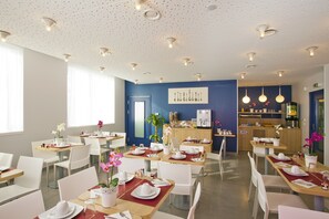 Tägliches Frühstücksbuffet (12 EUR pro Person)