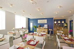 Desayuno buffet diario (EUR 12 por persona)