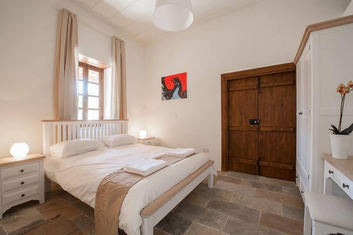 2 bedrooms, iron/ironing board, free cots/infant beds, free WiFi