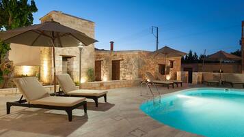 Außenpool (je nach Saison geöffnet), Sonnenschirme, Liegestühle