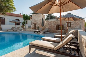 Seasonal outdoor pool, pool umbrellas, sun loungers - Ktima 1937 Kannides (Droushia)