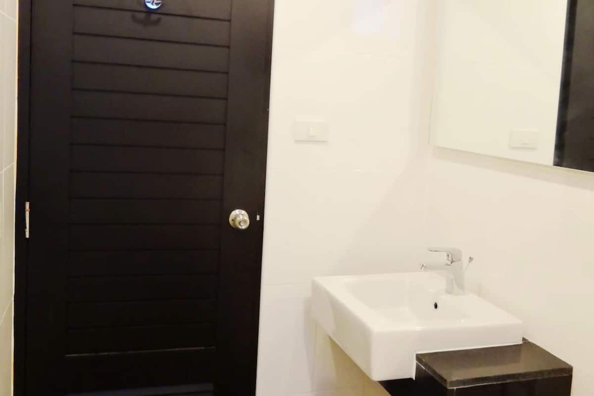 shower, free toiletries, hair dryer, bidet