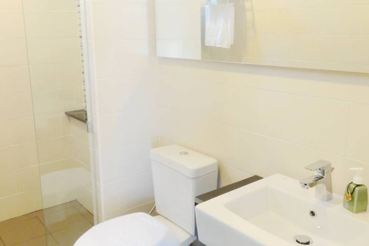 shower, free toiletries, hair dryer, bidet