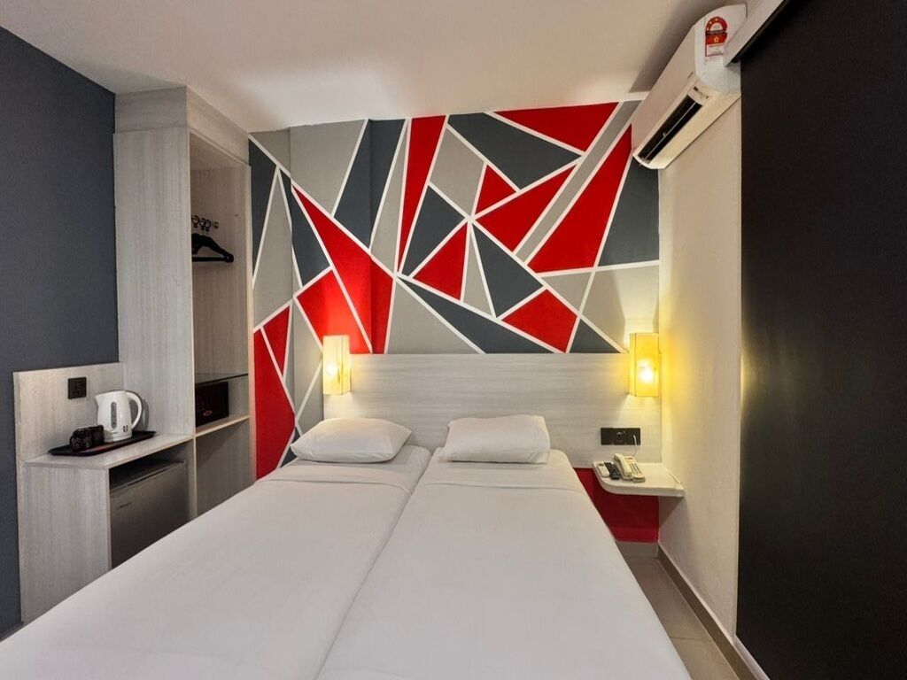 雙床房 | 迷你吧、房內夾萬、書桌、手提電腦工作空間