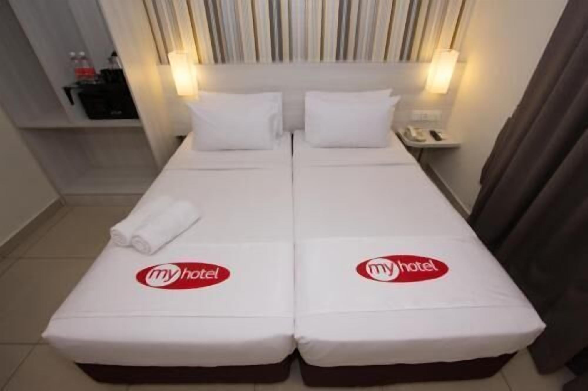 Minibar, Zimmersafe, Schreibtisch, laptopgeeigneter Arbeitsplatz