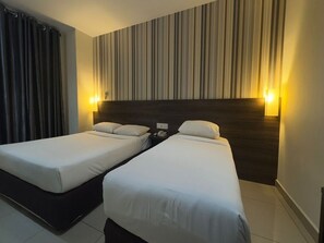 Minibar, caja de seguridad en la habitación y escritorio 