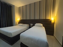 Chambre Triple | Minibar, coffres-forts dans les chambres, bureau