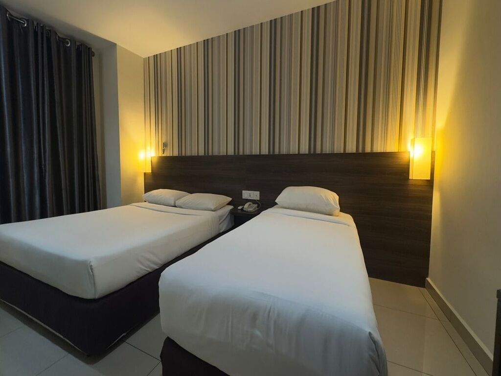 My Triple Room | Minibar, in-room safe, desk, laptop workspace