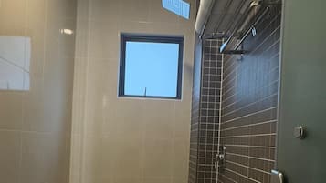 Een douche, een haardroger, een bidet, handdoeken