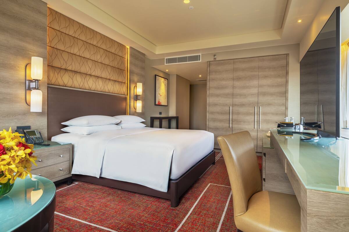 Room, 1 King Bed | Minibar (free items), in-room safe, desk, laptop workspace