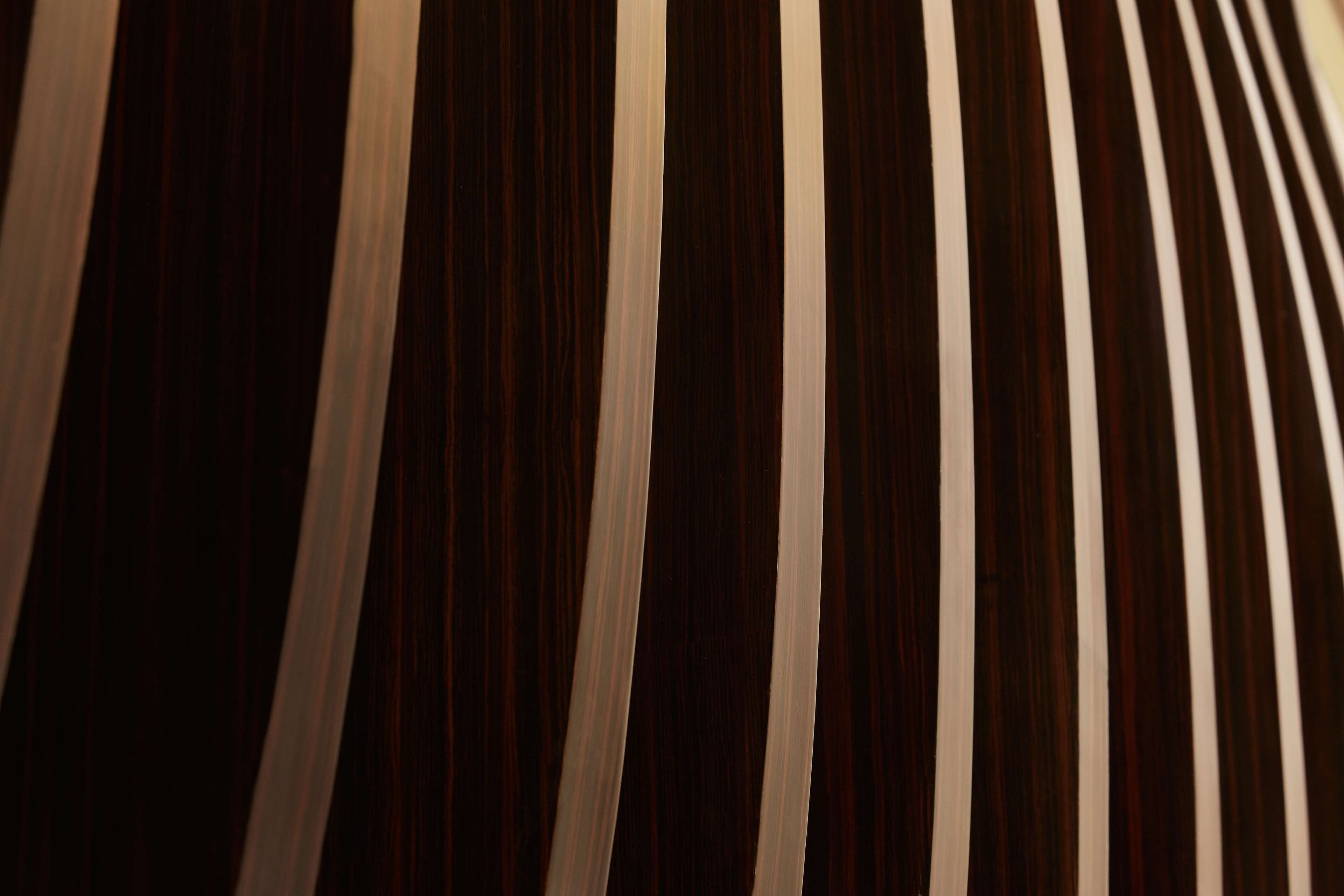 Primer plano de una superficie de madera con tablones verticales.