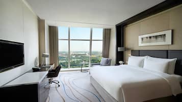 Standaard kamer, uitzicht op de stad | Luxe beddengoed, een minibar, een kluis op de kamer, een bureau