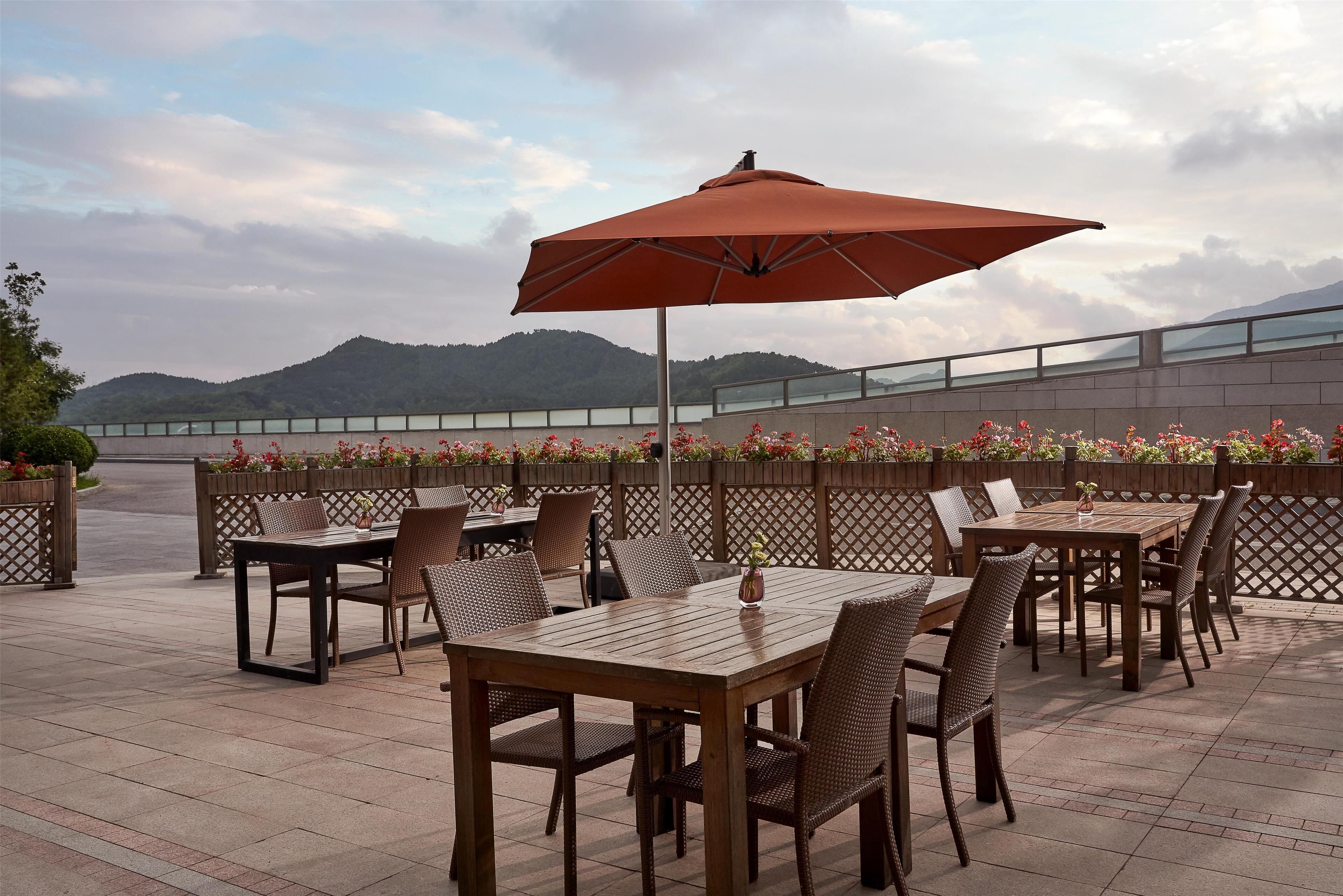 3 restaurants, breakfast, lunch, dinner served; german cuisine