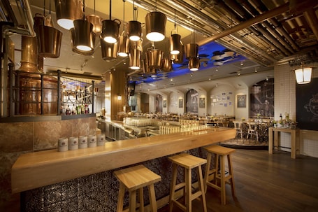 3 restaurantes; se sirve desayuno, almuerzo y cena; cocina alemana