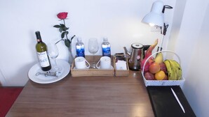 Balcony Suite Family Mountain View | Spiseområde på rommet