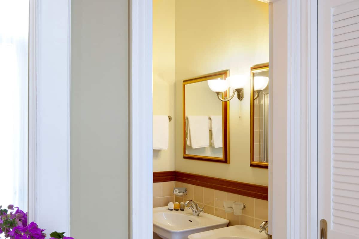 executive room, 1 double bed (front agora) | bathroom | free toiletries, hair dryer, towels